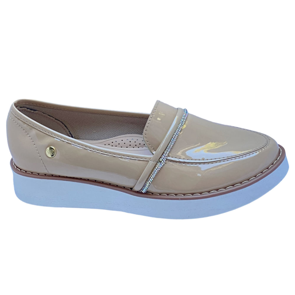 Zapato Mocasin casual suela blanca Selene charol color beige para mujer