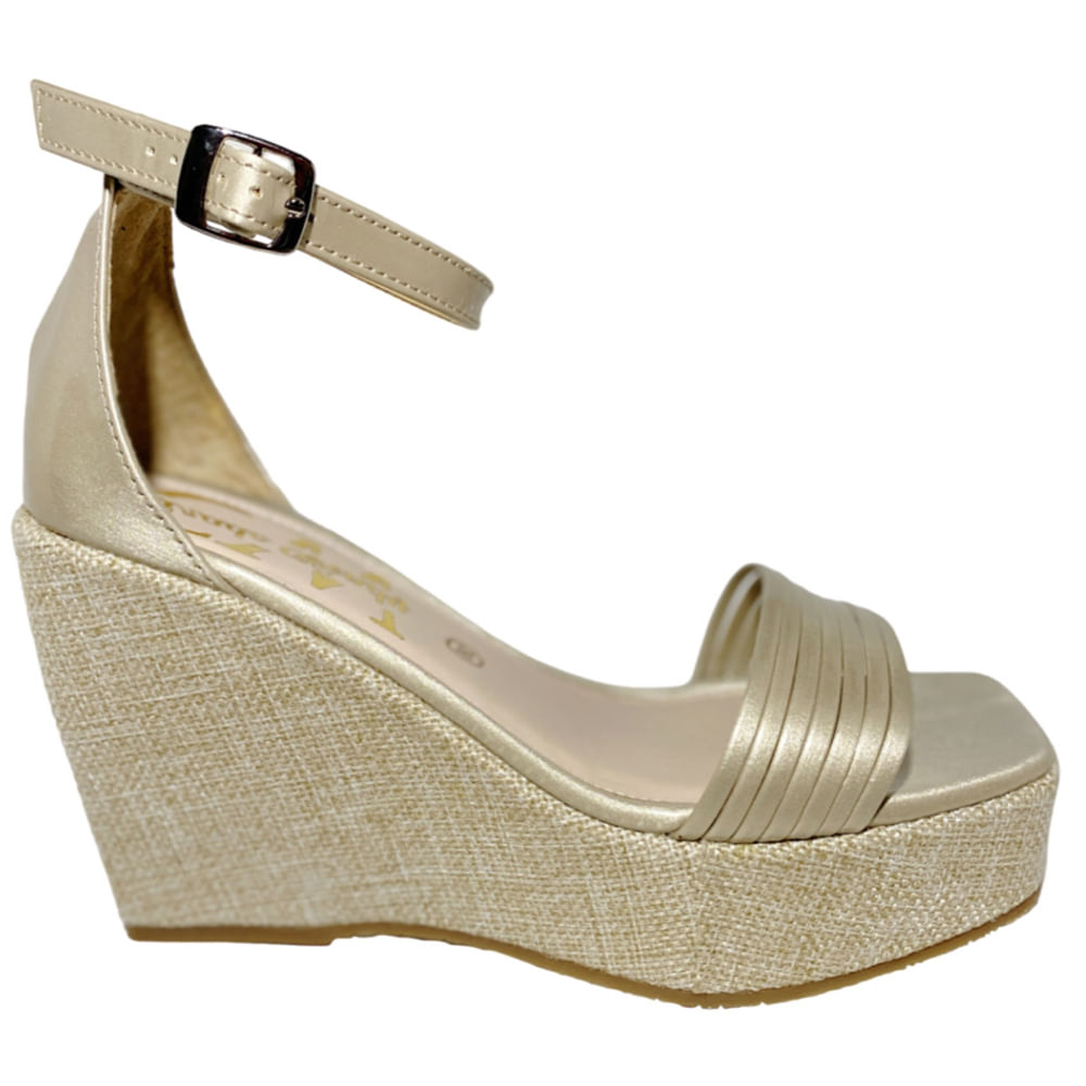 Zapato Sandalia casual charol perleado color beige y plataforma punta cuadrada para mujer
