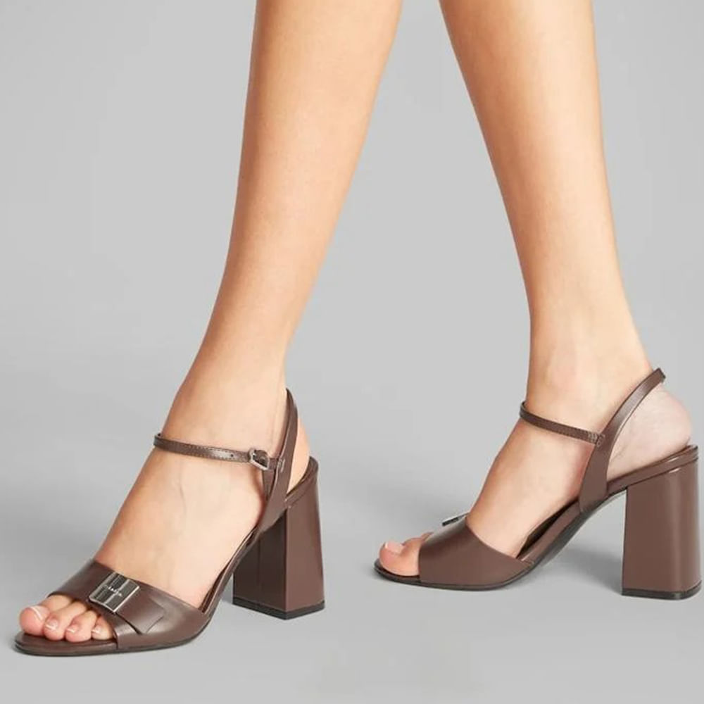 Sandalia casual Calvin Klein color café para mujer
