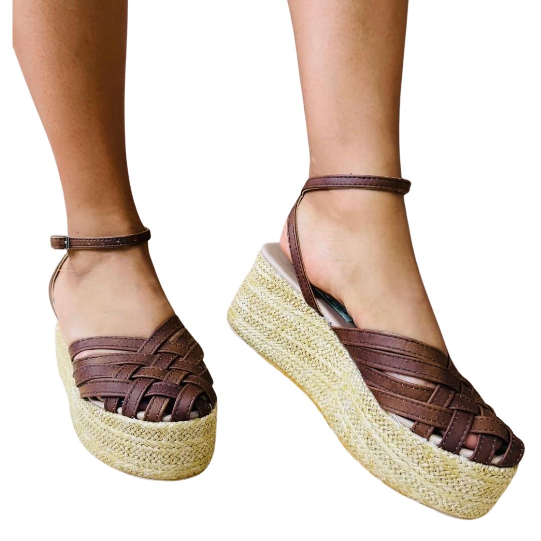 Sandalia casual Coco Canela Caroli Lizmate café para mujer