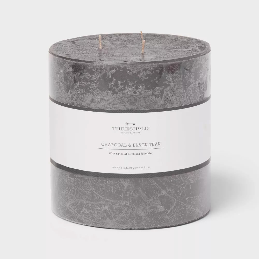 Vela aromática Threshold charcoal and black teak 15.2cm