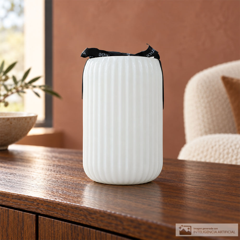 Vela aromática decorativa en recipiente acanalado blanco