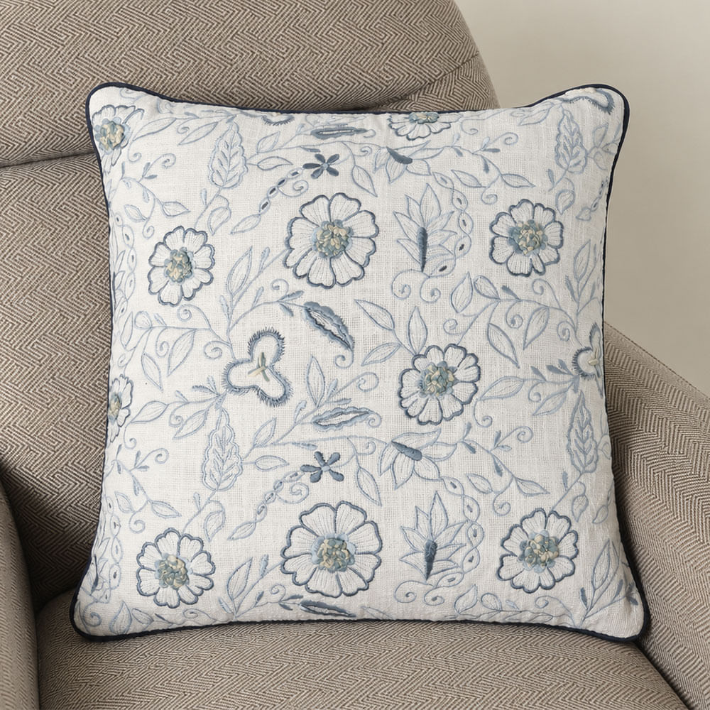 Cojín decorativo bordado azul